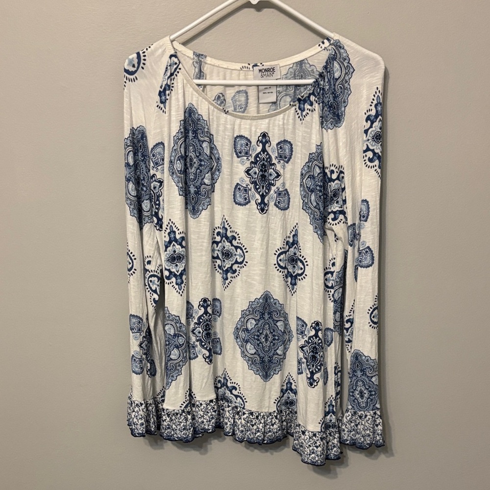 Monroe & Main Women's Blue and White Patterned Top